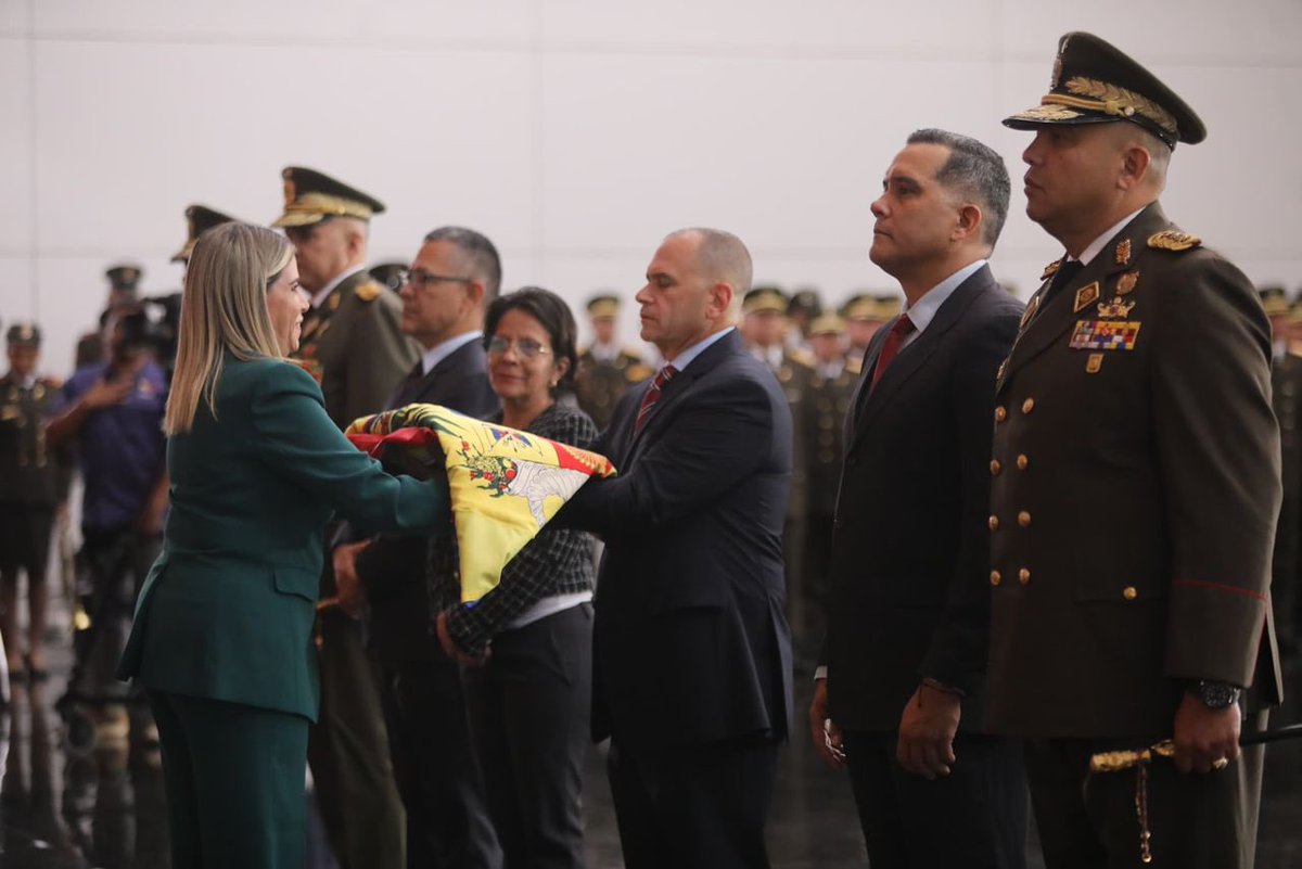 #EnFotos📷| En un solemne acto por el Día de la Bandera Nacional, Autoridades Nacionales rindieron homenaje al tricolor patrio en una ceremonia desde el Complejo Monumental Panteón Nacional.

#PaísDeOchoEstrellas