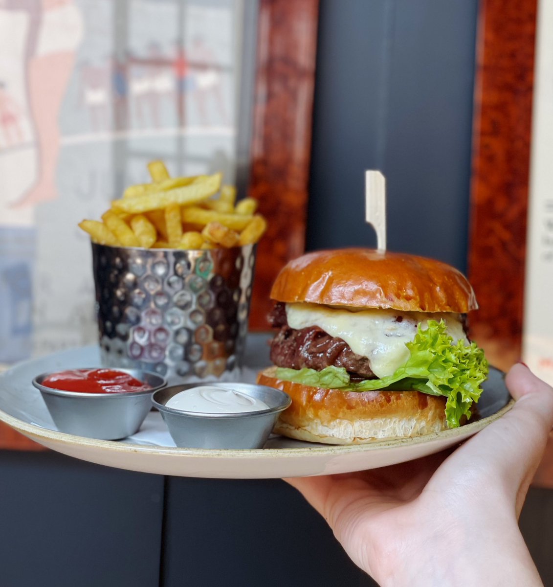 Treat yourself this weekend with lunch at The Flask! 🍔❤️We’re serving up the best burgers in Hampstead along with fresh seasonal dishes in our sunny conservatory 😋😎

#pubsoflondon #youngspubs #hampsteadheath #burger #delicious #food #london #pub