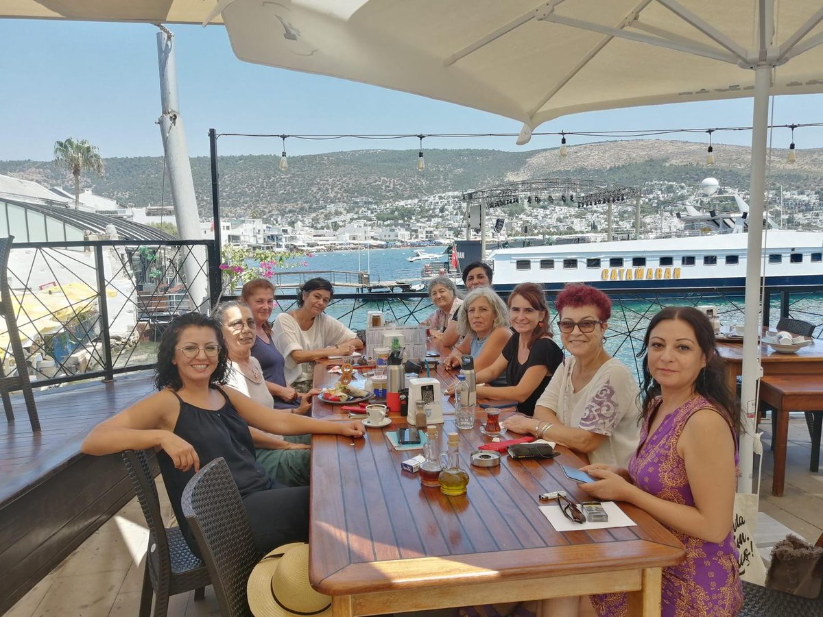 BKDD ile FKDD, Bodrum'da buluştu. Muğla B.B'de kurulan Kadın ve Aile Daire başkanlığı ardında ilçebelediyelerde yapılması gereken çalışmalar tartışıldı. Bld.stratejik planlarını hazırladığı şu günlerde Bodrum’dan Fethiye’ye tüm ortaklaşmayı ve dayanışmayı önemsiyor ve büyütüyoruz