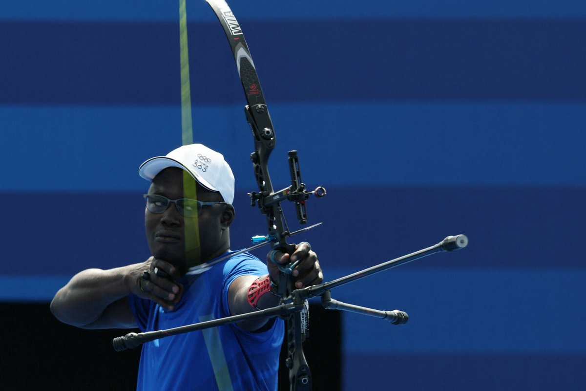 Israël Madaye, électricien tchadien a appris seul le tir à l’arc en s'entraînant dans un cimetière pour participer aux JO

L'archer n'a marqué presque aucun point 

Cela ne l'a pas empêché de devenir une star en Corée du Sud, où ce sport est populaire
➡️ l.leparisien.fr/rkBt