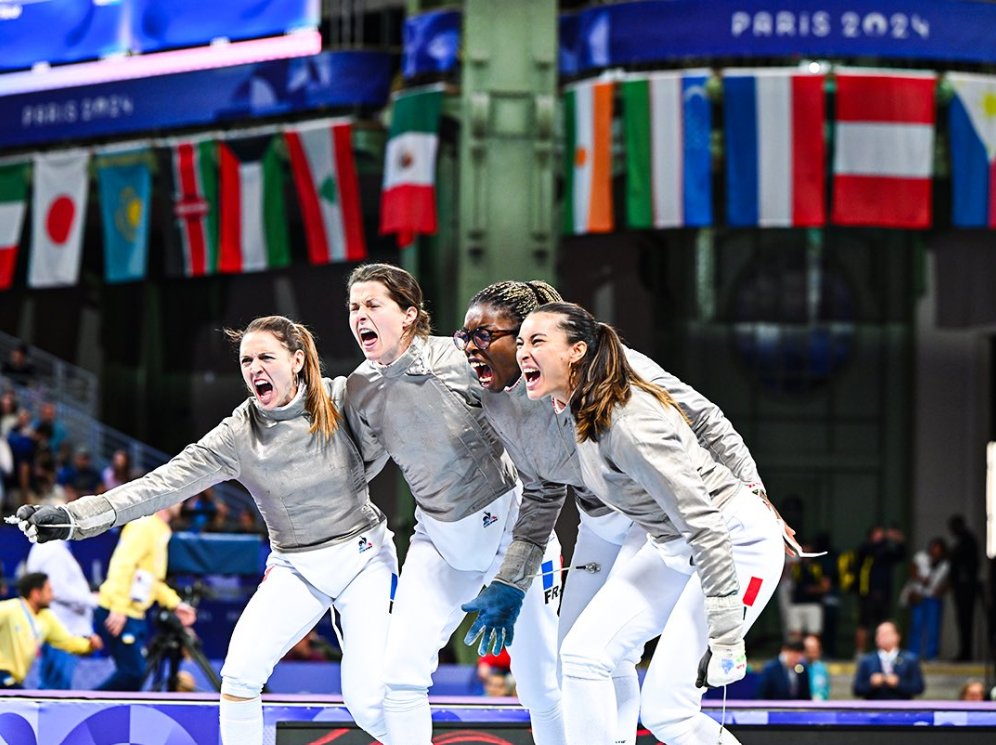 sportconnec_t's tweet photo. VICTOIRE pour nos sabreuses !!
Place à la demi-finale 🇫🇷🇫🇷 Tous derrière vous !!
#jo2024 #paris2024📷 #escrime #france #triplee #sportconnect https://t.co/EYG6l3pPm8