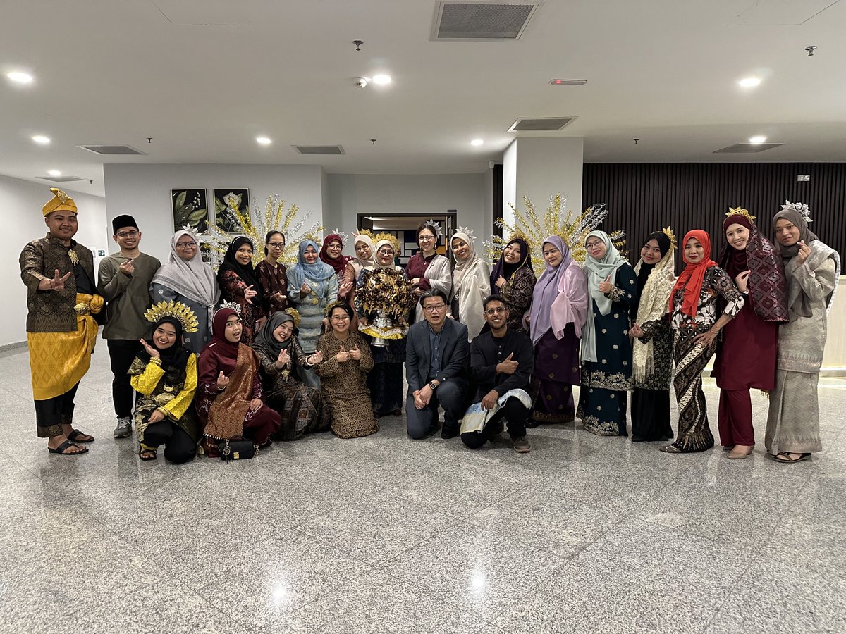 Spot the one person in the entire dinner who did not follow the dressing instructions!!  ⁦<a href="/BRONCHOLOGISTS/">MABIP</a>⁩ ⁦<a href="/redzwanrashid/">redzwan rashid</a>⁩ ⁦<a href="/DrJamalul/">JAMALUL_MD</a>⁩ ⁦@faisalhamid18⁩