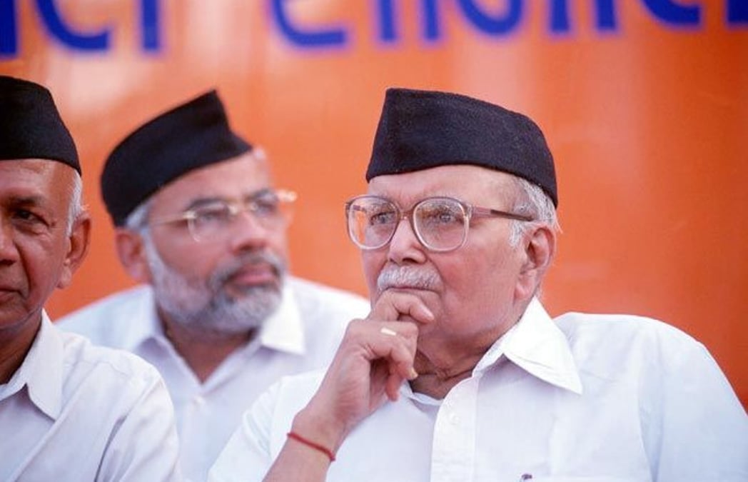epanchjanya's tweet photo. RSS के सरसंघचालक और उनकी डिग्रियां :-

1) डॉ केशव बलिराम हेडगेवार जी - M.B.B.S

2) लक्ष्मण वासुदेव परांजपे जी- M.B.B.S

3) माधवराव सदाशिवराव गोलवलकर जी - https://t.co/pxRlDmUe6h, https://t.co/ZqGOPL6Nfp, LLB

4) मधुकर दत्तात्रेय जी - LLB

5) प्रो राजेन्द्र सिंह (रज्जू भैया) जी - https://t.co/pxRlDmUe6h, https://t.co/ZqGOPL6Nfp, Ph.D

6) के. सुदर्शन जी - बैचलर ऑफ इंजीनियरिंग

7) डॉ मोहन भागवत जी - पशु चिकित्सा में स्नातक