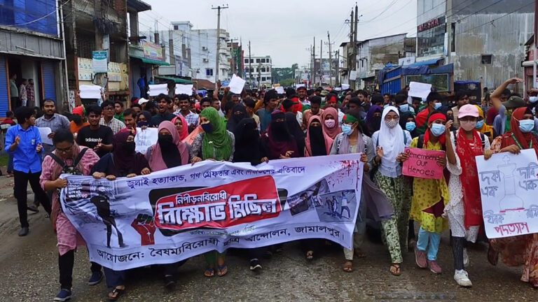 জামালপুরে আন্দোলনকারীদের সাথে পুলিশের ধাওয়া-পাল্টা ধাওয়া