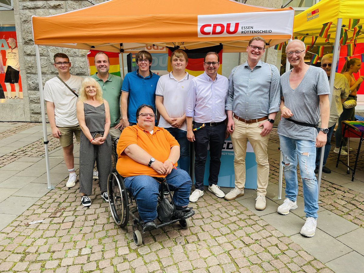 BenjaminDThomas's tweet photo. Auch als @CDU_Essen sind wir beim heutigen #RuhrPride dabei. Allen ein #HappyPride! 🏳️‍🌈🏳️‍⚧️ #csd #csdessen https://t.co/yIHEfqLYly