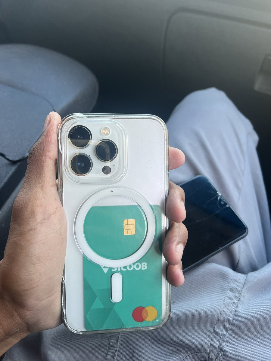 Jo_tta's tweet photo. Bom dia galerinha, então, achei esse IPhone no centro de ARARUAMA RJ e perguntei a siri e é de uma menina chamada Sarah. Se puder compartilhar até chegar nela eu agradeço ✌🏽 https://t.co/N9iPQeri4B