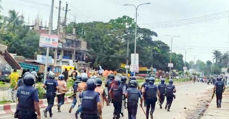 ফরিদপুরে বিক্ষোভকারীদের সঙ্গে পুলিশের ধাওয়া-পাল্টা ধাওয়া