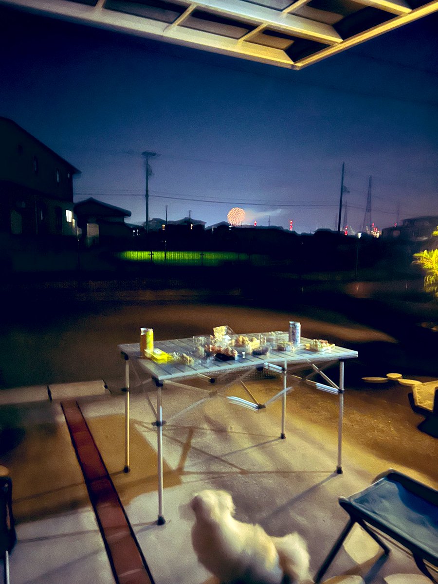 sinn_656's tweet photo. 恒例の花火鑑賞 at 自宅🏠
とにかく暑いが扇風機のおかげでビール🍺が旨しっ✨ https://t.co/wqACiZyidI