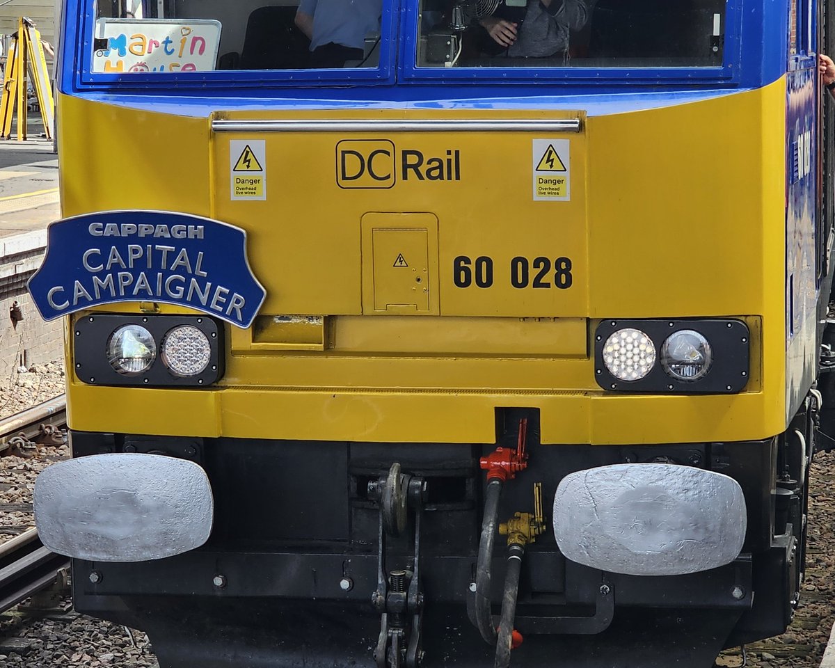 ben1987's tweet photo. 60028 looking absolutely stunning at the head of our @BLSFixtures train, seen at Clapham Junction this morning en route to Chessington South. @CappaghGroup @DCRailOfficial @GBRailfreight @MartinHouseCH https://t.co/HPTq4ljVkk