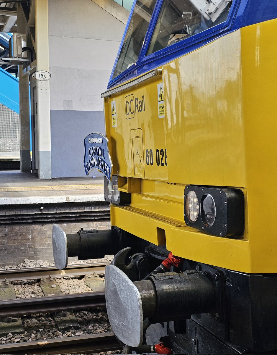 ben1987's tweet photo. 60028 looking absolutely stunning at the head of our @BLSFixtures train, seen at Clapham Junction this morning en route to Chessington South. @CappaghGroup @DCRailOfficial @GBRailfreight @MartinHouseCH https://t.co/HPTq4ljVkk