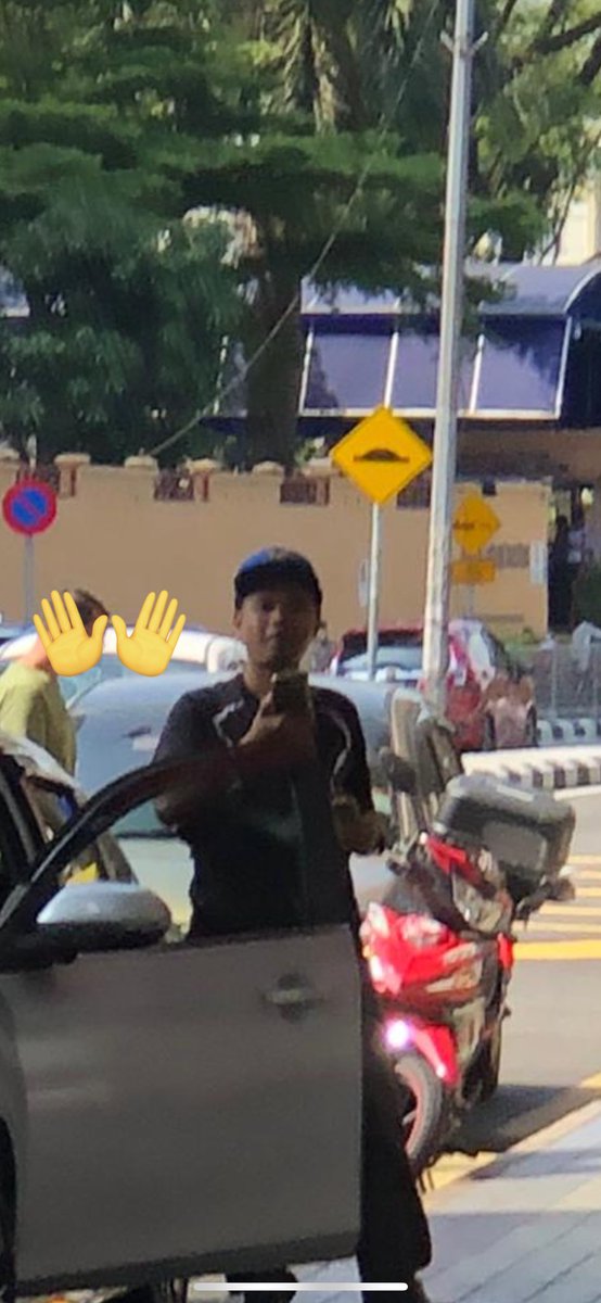 kwhyyyy's tweet photo. ‼️ tolong viral kan mamat ni. kejadian jadi kat area lrt sentul timur. bodoh ke pergi kacau budak2 sekolah? pastu jerit dan tengking macam org meroyan bila dorang tak nak layan kau?? sial punya jantan siap ugut sambil kejar anak dara orang sumpah tak guna https://t.co/xXzla81aJj