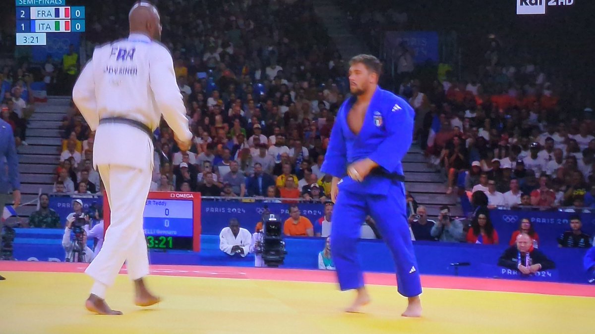 Applausi a Gennaro Pirelli che contro avversario il doppio di lui lotta come un leone, non si ritira dopo 45 secondi, non ottiene endorsement e abbracci come una mamma
#giochiolimpici2024 #Paris2024 #AngelaCarini #Imane_Khelif