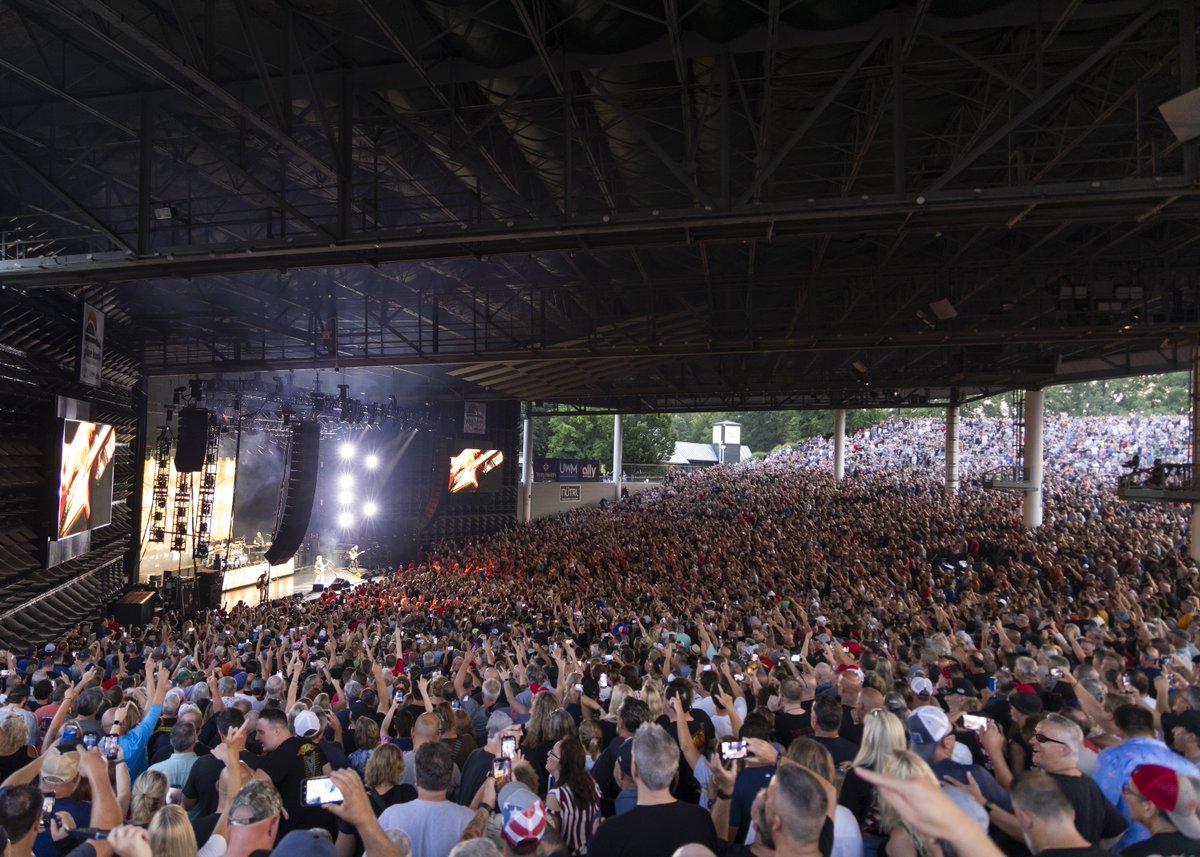 PineKnobMusic's tweet photo. Packed house for Sammy Hagar: ✔️🤩

Thanks for such a fun night at Pine Knob! #YourSummerHome

📷 : Scott Legato
🤝 : @UWMLife https://t.co/npTGefBr5i