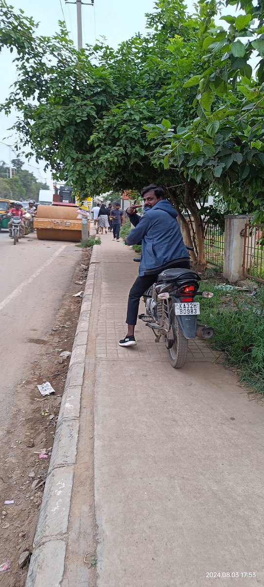 AbhiMittal59's tweet image. Btw this valet of #TheBierLibrary happily posing while riding on wrong side and on footpath saying he doesn&apos;t give a damn about @blrcitytraffic @bellandurutrfps