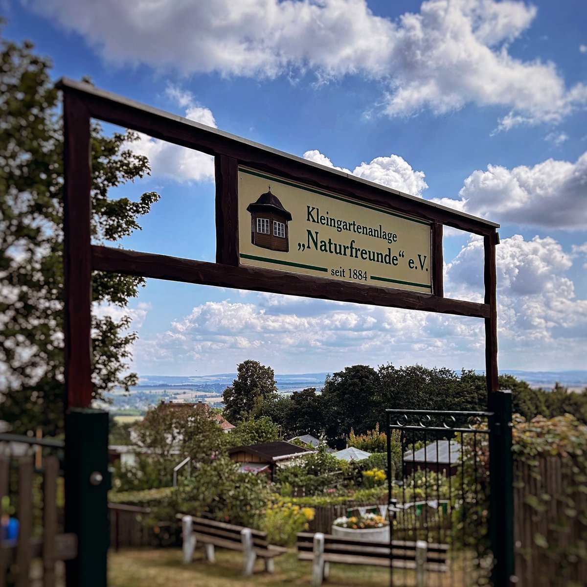 In der Kleingartenanlage „Naturfreunde“ sind heute die Tore für die jährliche Party geöffnet. Außerdem feiern wir 140-jähriges Jubiläum! Hier werden Traditionen und Naturverbundenheit gelebt. Alles Gute und weiter so! #HohensteinErnstthal