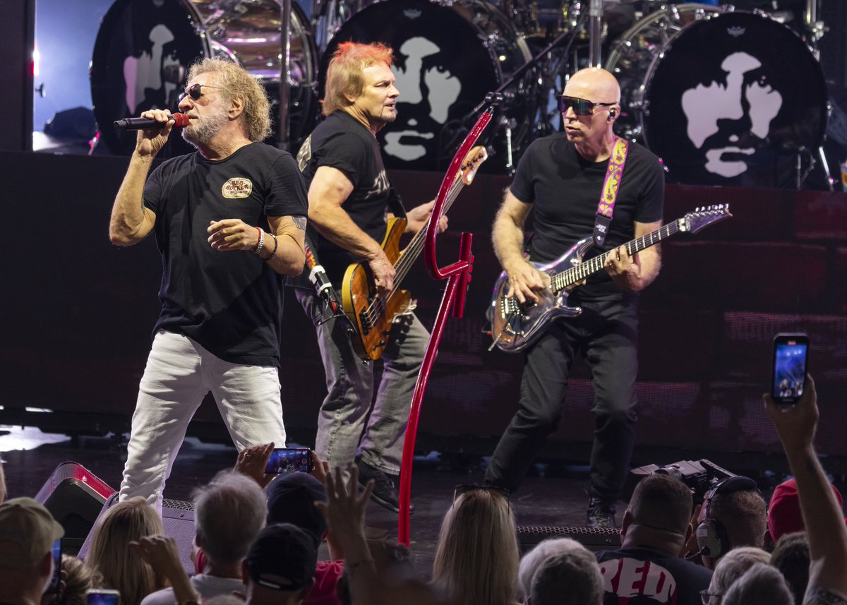 PineKnobMusic's tweet photo. Packed house for Sammy Hagar: ✔️🤩

Thanks for such a fun night at Pine Knob! #YourSummerHome

📷 : Scott Legato
🤝 : @UWMLife https://t.co/npTGefBr5i