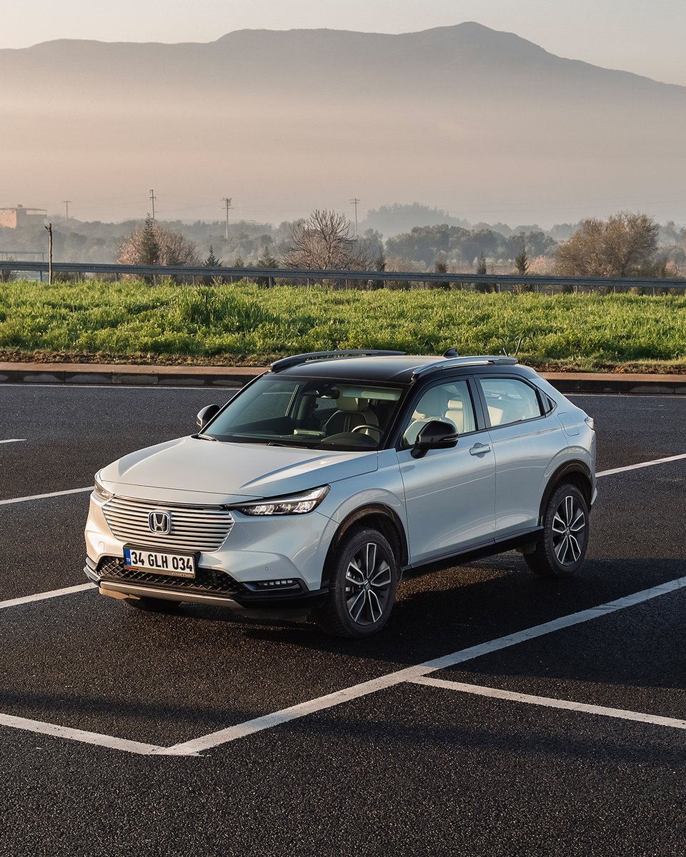 HondaTR's tweet photo. Hayattan fazlasını isteyenler için sınırları ortadan kaldıran Honda HR-V e:HEV, %100 hibrit teknolojisiyle performanstan ödün vermeden kesintisiz bir sürüş sunar.

#Honda #HondaHRV #HRV #Hibrit #eHEV #HayattanFazlasınıİste https://t.co/yUynK9zLBO