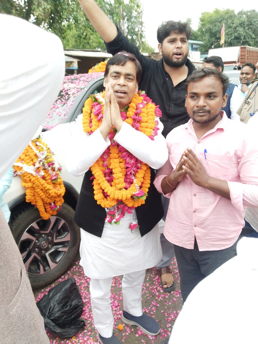 माननीय विधायक डॉ. आर. के. वर्मा जी को उप सचेतक विधानसभा उत्तर प्रदेश बनाए जाने के उपरांत प्रथम प्रयागराज आगमन पर अपने प्रतिष्ठान के सामने चौराहे पर स्वागत करते हुए।
💐💐💐