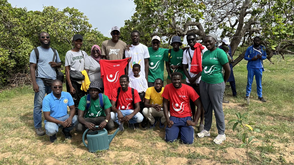 TontonVert's tweet photo. J’ai planté mon arbre 🌳 
As tu planté ton arbre ?

📍Forêt classée de Mbao 🤩
Merci guys Vous avez répondu présent .

2500 🌳 plantés 😭 c’est un bonheur énorme .
#JourneeDelArbre2024
#QuartierVertChallenge
 @CjsSenegal https://t.co/tGQG3DnKx9