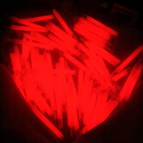 UruUru__'s tweet image. 20歳のアイナ生誕祭で使いきれなかったサイリウムw
家で全部折って赤に包まれて寝たねw
懐かしくなって画像を漁ってしまったw
#アイナ・ジ・エンド
#PARALLEL5
#itsuki_aina
