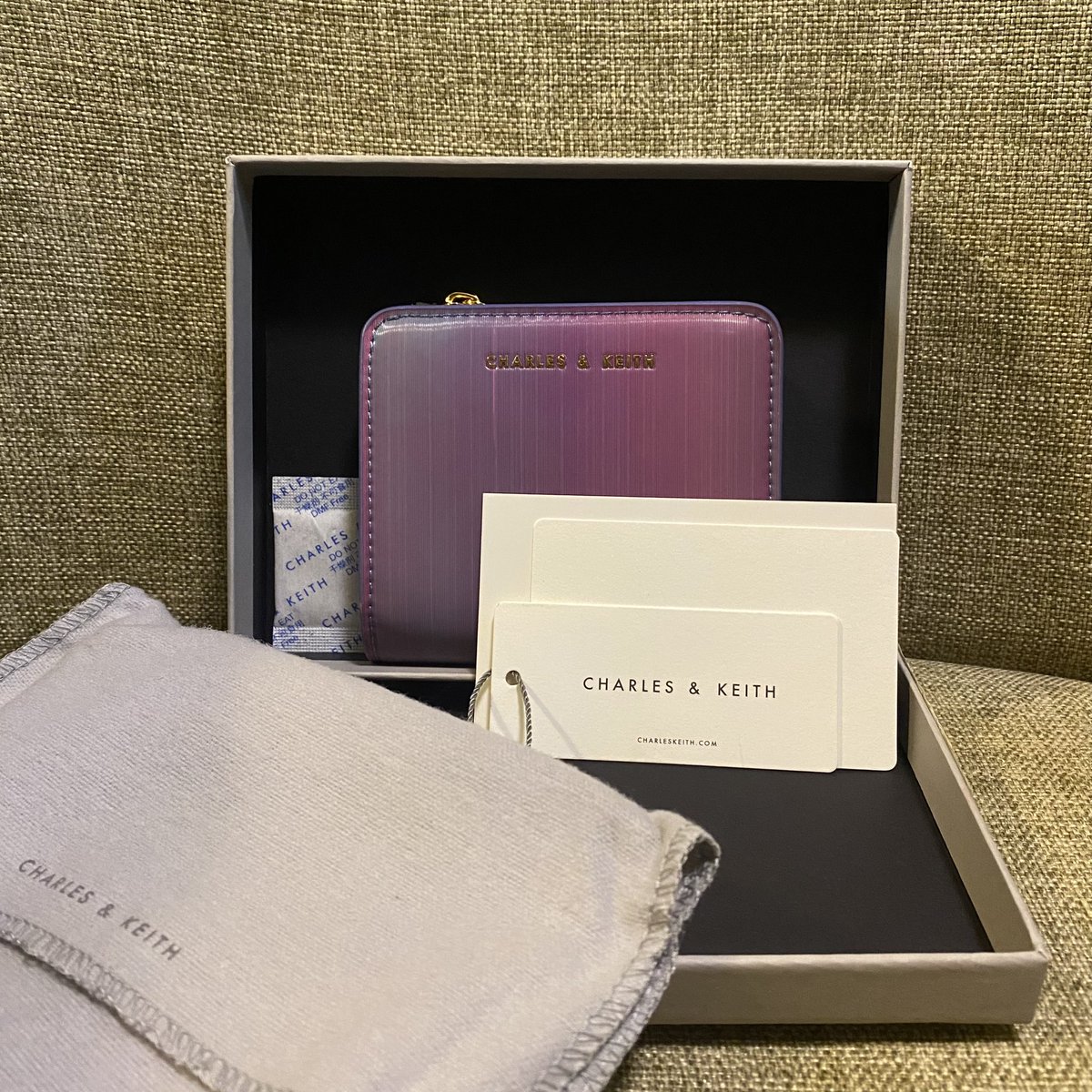9501TYONG's tweet photo. wts charles and keith peacock wallet 🦚 
❗️100% perfect condition no damage ❗️

price: 550k 
included:
• NEW box 
• tag CK original 
• paperbag 

🏷️ wallet charles and keith CK https://t.co/eTOLKDbkAm
