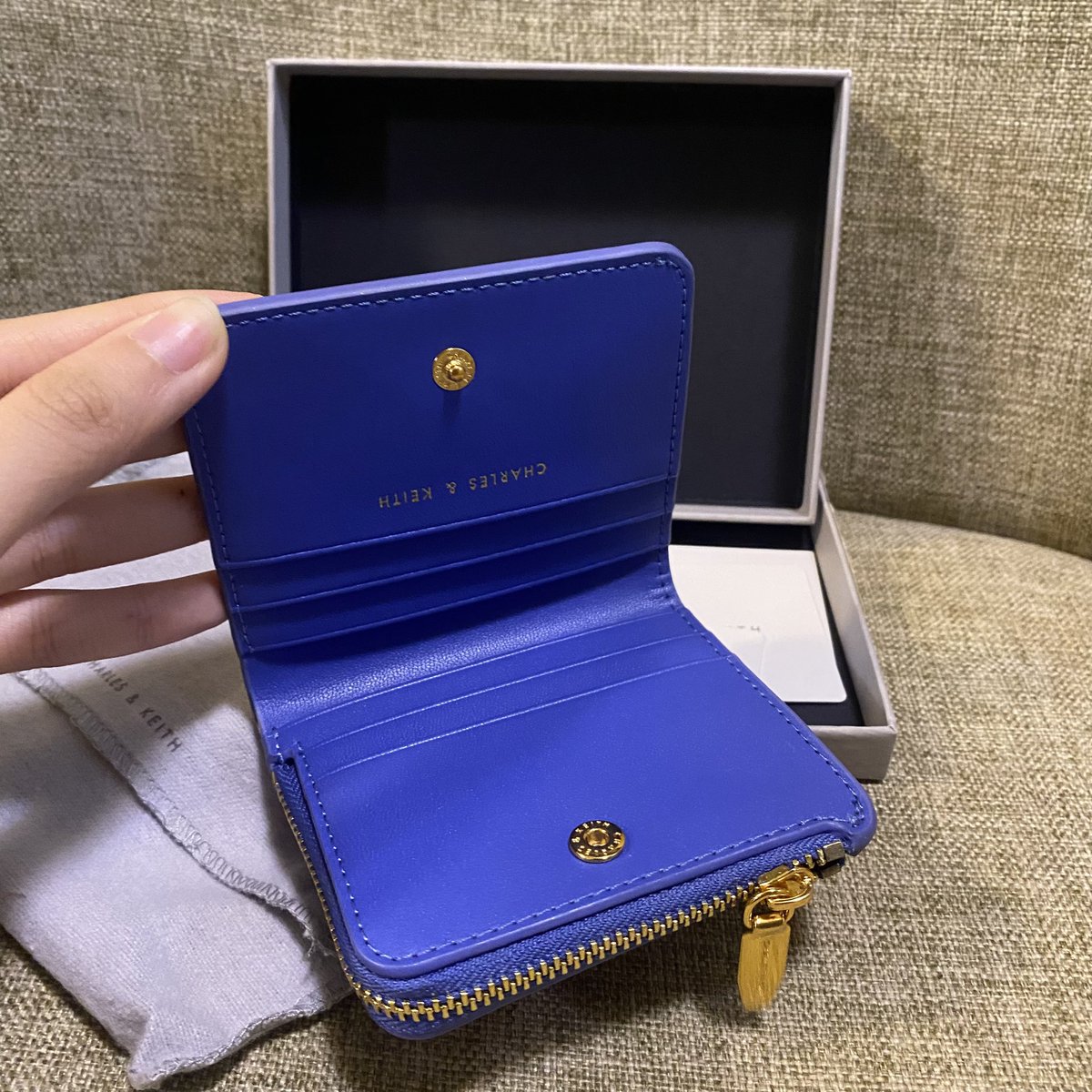 9501TYONG's tweet photo. wts charles and keith peacock wallet 🦚 
❗️100% perfect condition no damage ❗️

price: 550k 
included:
• NEW box 
• tag CK original 
• paperbag 

🏷️ wallet charles and keith CK https://t.co/eTOLKDbkAm