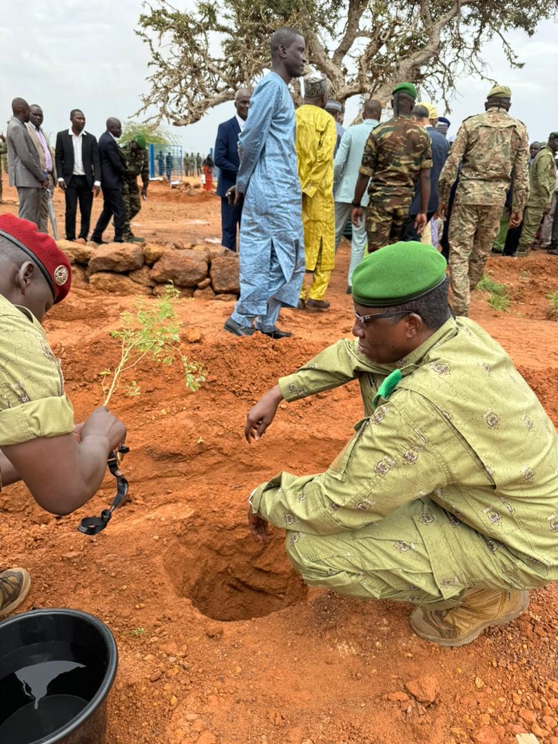GuisheneMme's tweet photo. #Niger🇳🇪 #Fête de l'Arbre #Édition2024 
À Guesselbodi, dans la région de Tillabéri, pour le lancement de la première édition de la Journée Nationale de l’Arbre. 
Sous le #thème « Grande muraille verte au Niger : passons à l’action » https://t.co/IN8xiYf8Dw