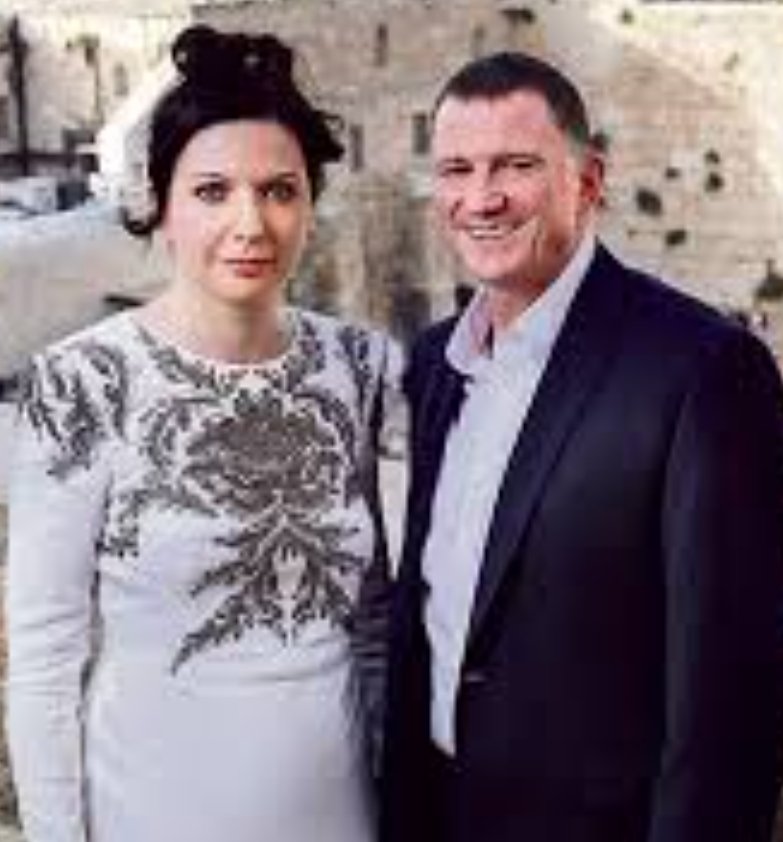 AmiDror's tweet photo. אירינה, 
אני יודע שאת מזועזעת מממשלת חורבן הבית. אני יודע שאת מזועזעת מההתנהגות של יולי. 

היום ואתמול נעצרו ישראלים טובים שעשו פיקניק ליד הוילה שלכם בהרצליה פיתוח. גם עכשיו יש בגינה עשרות ישראלים, והם לא הולכים לשום מקום.

את שגדלת ברוסיה, וראית איך פאשיזם מחריב מדינה, מה אתה עושה עם יולי?
אבא שלך ברח מרוסיה ופוטין הכניס אותו לרשימת הסוכנים הזרים, מה את עושה עם יולי, השותף של פוטין הישראלי?

יש לנו כבני אדם נטייה מסוכנת לא להתערב בחיים הפוליטיים של הקרובים אלינו. את בטח אומרת לעצמך שאלו "העניינים של יולי", אבל את מרמה את עצמך. עמוק בפנים את יודעת שיולי מחריב את הדמוקרטיה הישראלית.  
את כועסת עליו אבל את ממשיכה לתת לו לגיטימציה ציבורית. את קולטת שבגלל שתיקתך חיילות ישראליות נאנסות כל יום בעזה??

פטריוטים ישראלים נעצרו מול הבית שלך בעוון אכילת ג'חנון. באותו בשבוע שני בסיס צה"ל נכבשו על ידי מליציה משיחית ישראלית ושם אף אחד לא נעצר. זה לא נראה לך מוכר? לא מזכיר לך את רוסיה? 

אירנה, זה הזמן לצאת מהבית! קחי שמיכה ושבי איתנו על הדשא. בואי לאכול ג'חנון. אם יולי החליט להפוך את ישראל לרוסיה, הגיע הזמן לזרוק אותו מהבית. אולי רק אז הוא יבין שהוא חלק מממשלת ההפקרה שבגללה יש חטופות שנאנסות כל יום בעזה?

אירנה, צאי מהבית! שקט הוא רפש, גם בתוך הבית! ישראל יותר חשובה מיולי ונגמר לנו הזמן!

שתפו בכל הכח, עזרו לי להגיע לאירינה נבזלין! מי שיכול לתרגם לרוסית...אנא תרגמו.