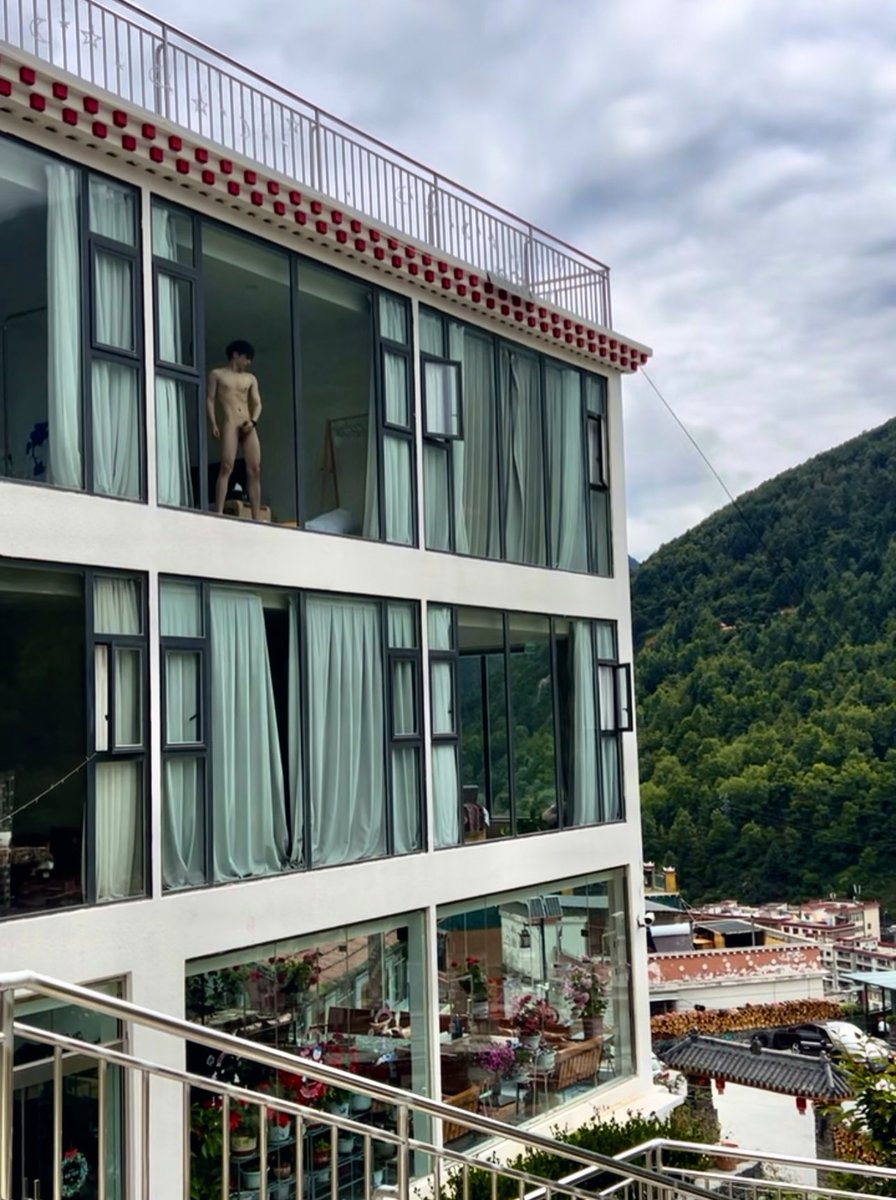 快看！落地窗里的人在干啥
#野裸 #暴露