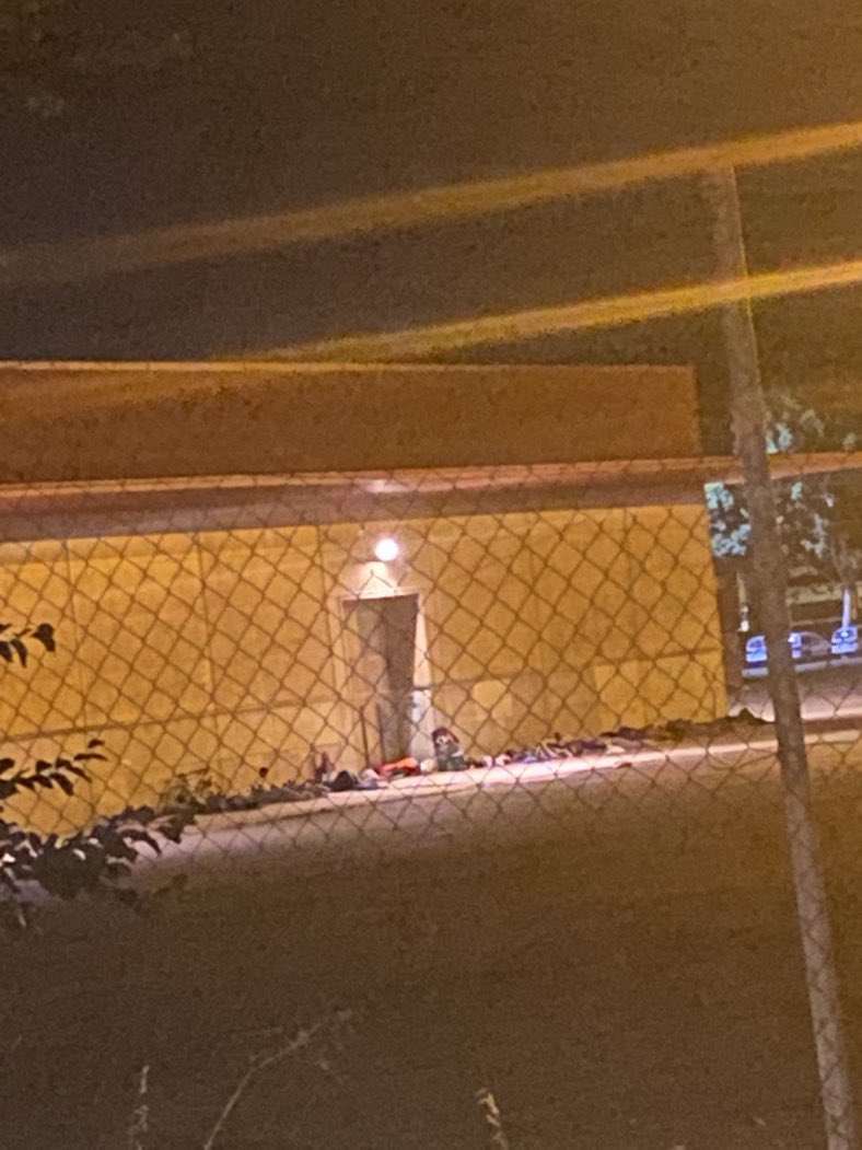 ￼
🏠✨ A Lleida, el pavelló dels Camps Elisis és l'“alberg” més exclusiu... per fora! 😅🛌 

🎅🏻La gent dorm al carrer mentre <a href="/flarrosa/">Fèlix Larrosa</a> evita fer accions sobre la pobresa 🤔💔 

🗳️Clar… no voten i ell… interès només 

Hipocresia en estat pur! 

#PSC #Pobresa #Exclusió