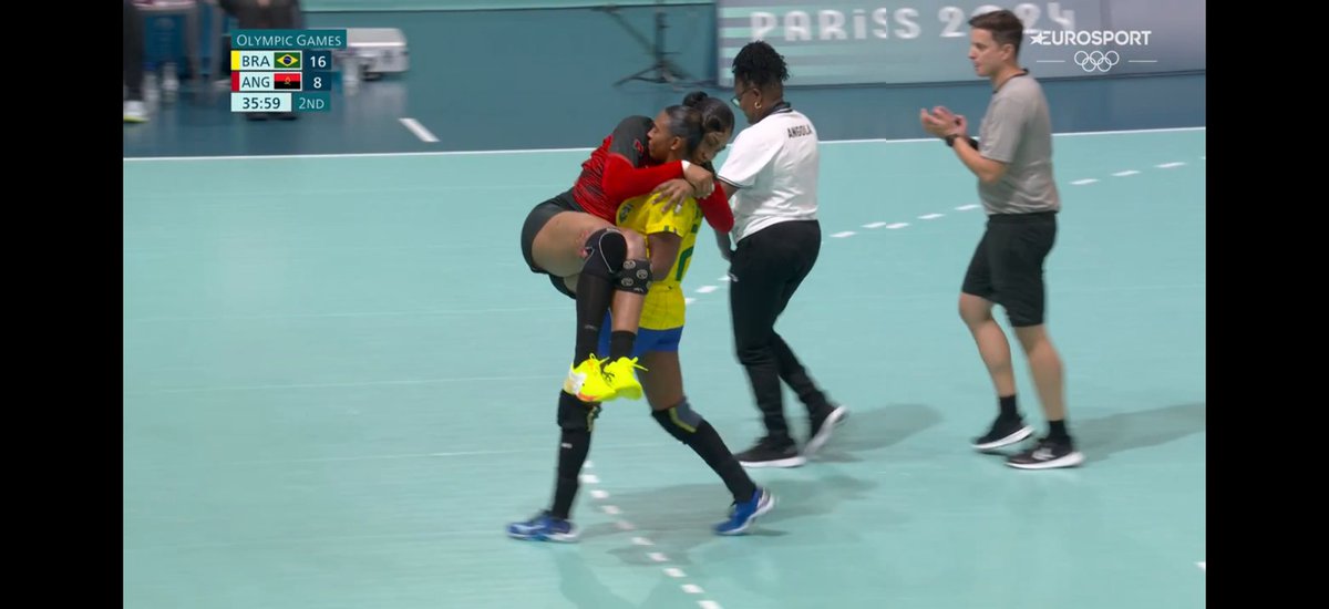 simon_lemag's tweet photo. Superbe image ! C'est ça les #JeuxOlympiques et le fair-play ! 

#Paris2024 
#Handball 
#Brésil 
#OlympicGames https://t.co/48O9RDFV8J