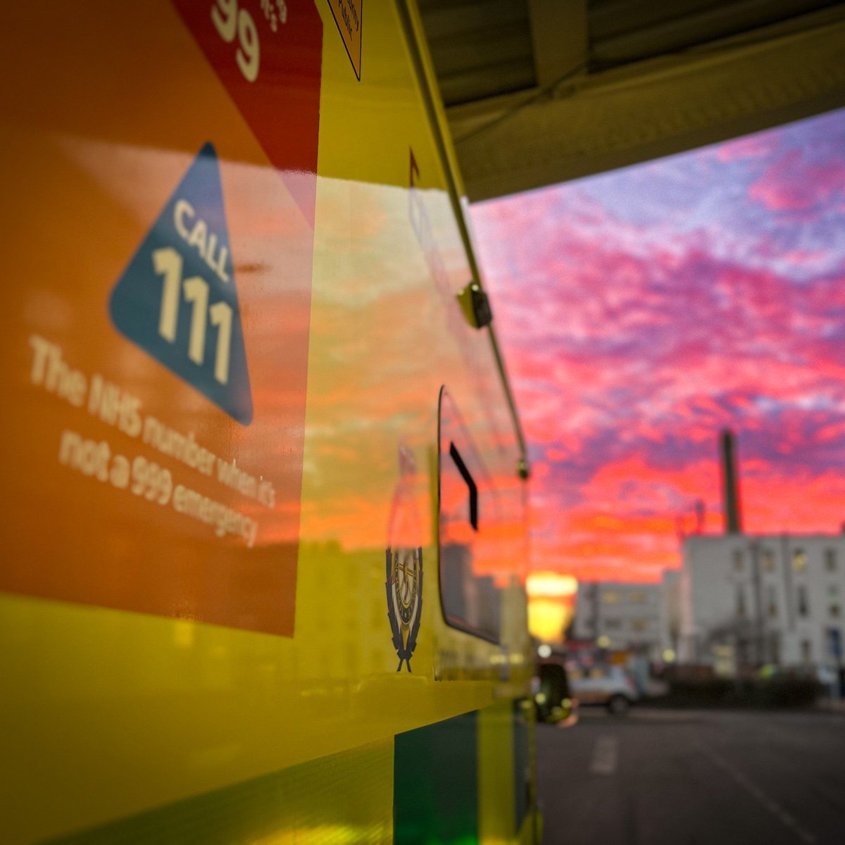 Ldn_Ambulance's tweet photo. #TeamLAS are here for you this weekend if you really need us 💚
Use 111 Online if you need urgent medical help.
If it’s a life-threatening emergency – such as a heart attack, stroke, unconsciousness, chest pain, severe loss of blood or choking – don’t hesitate to call 999. https://t.co/pYVEpjx0OY