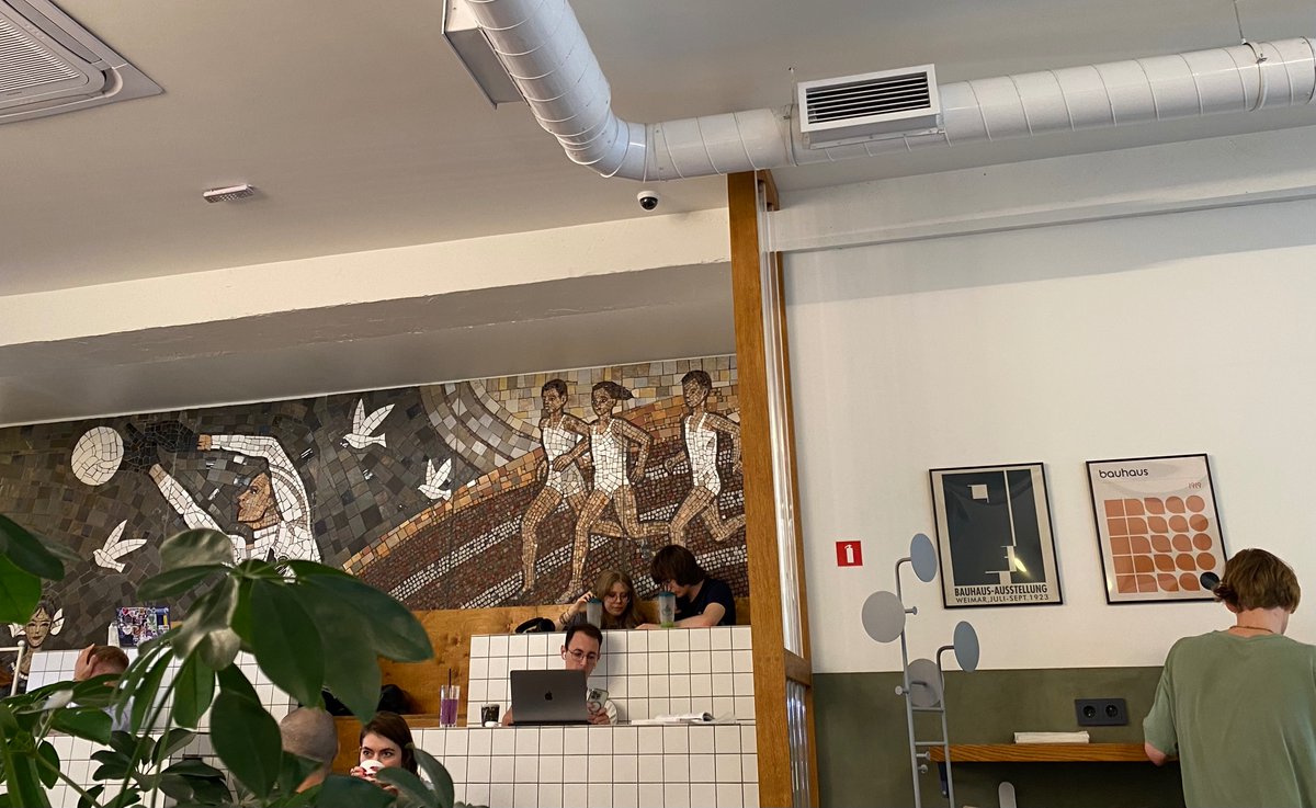 Зашёл в старейшую кофейню Академгородка. Очень приятно, что новые хозяева, делая ремонт, сохранили и оригинальный интерьер, и настенную мозаику