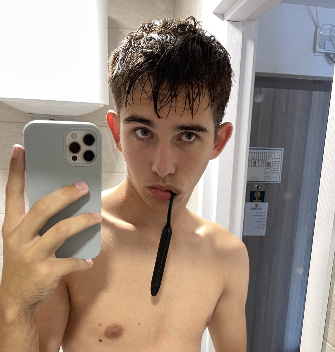 xxxgor_'s tweet photo. morning routine be like: https://t.co/KUSP9Mc10g
