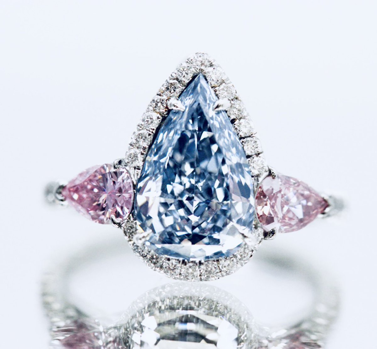 diamtrader's tweet image. Diamtrader focuses exclusively on offering some of the world&apos;s #rarest and most exquisite fancy color #diamonds. 

These diamonds are celebrated for their unique hues and exceptional quality. 

By specializing in these rare gems, @diamtrader caters to collectors and investors who…