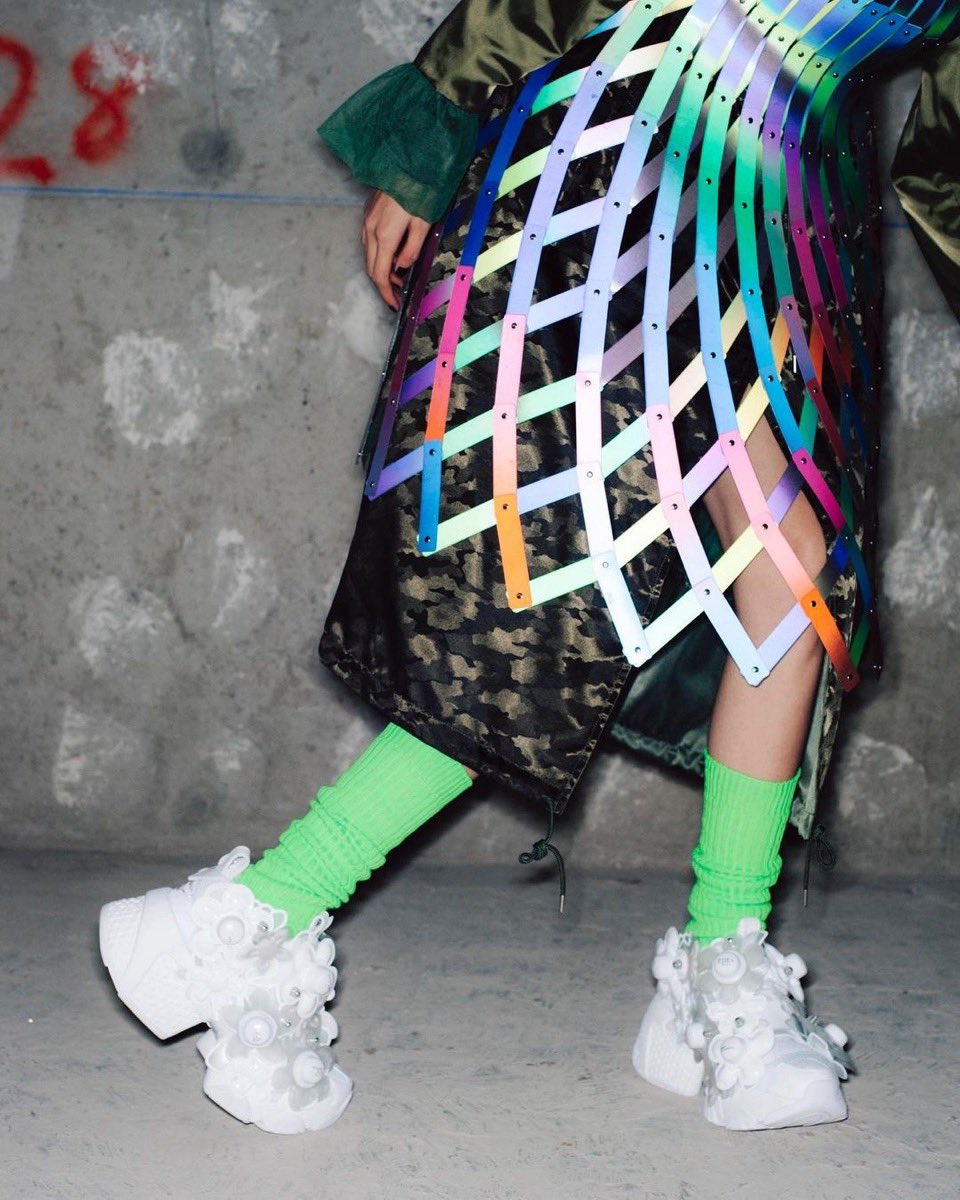 新品／noir kei ninomiya リーボック ポンプフューリー ホワイト リーボック「インスタポンプフューリー」とアシックスの最新モデルがイットシューズ化──2024-25年秋冬ランウェイを彩った最新スニーカートレンドに注目！  | Vogue Japan