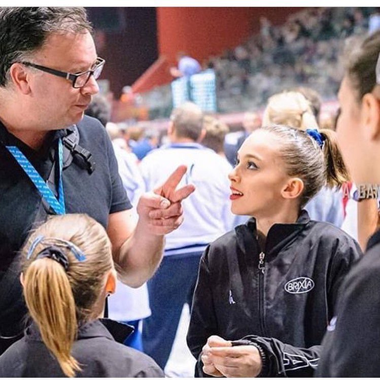 Qui mentre spiegavo a Giorgia che lei sarebbe andata non alla prima ma alla seconda olimpiade 😊😇😊 #italgym