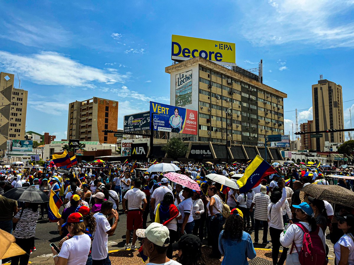 BrennerABarrios's tweet photo. Maracaibo salió a las calles a defender el triunfo de este #28J de forma pacífica y organizada.

Confianza, estamos juntos en esto🇻🇪. https://t.co/TtXGxBaXH0