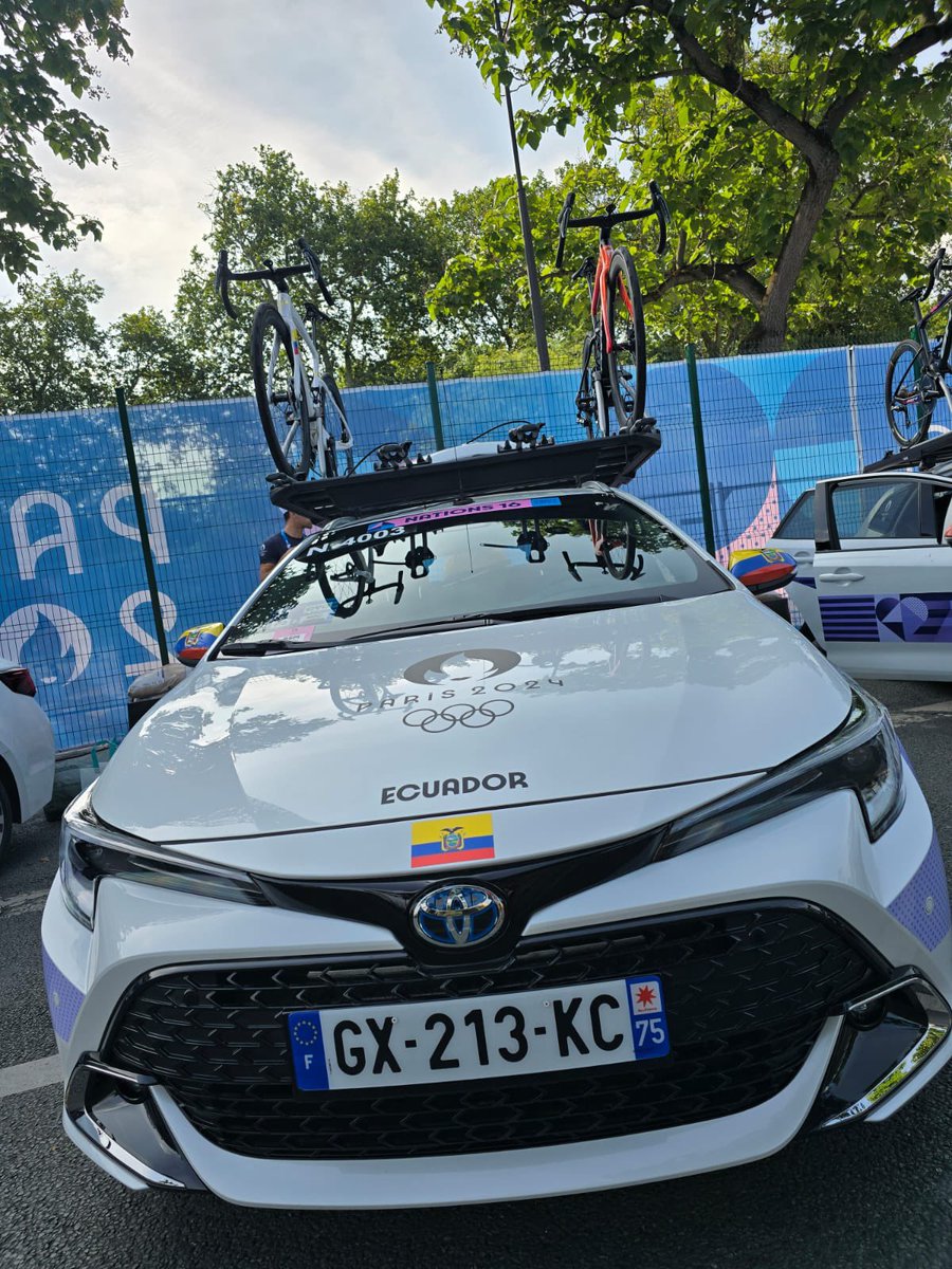 IngOmarChamorro's tweet photo. #Paris2024 👉 Aquí una explicación del incidente mecánico de @NarvaezJho.
La delegación ecuatoriana de ciclismo estaba conformada por el deportista, el entrenador (español) y 1 mecánico es decir 3 personas.
👇🧵 https://t.co/BNVGBOQlBN