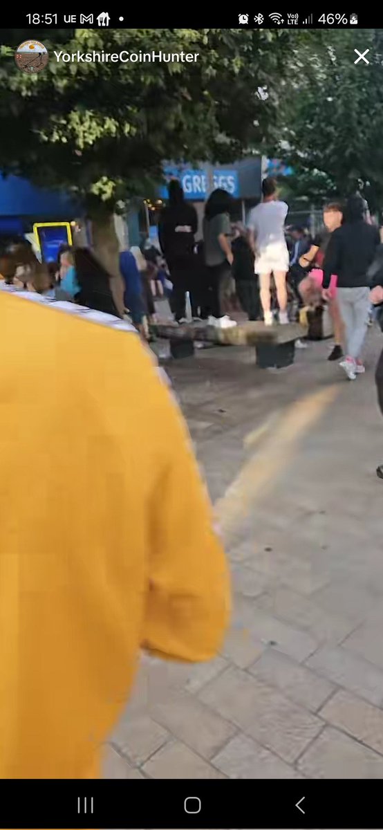 .<a href="/GreggsOfficial/">Greggs</a> getting looted in Hull. Protesters reclaiming the sausage rolls.