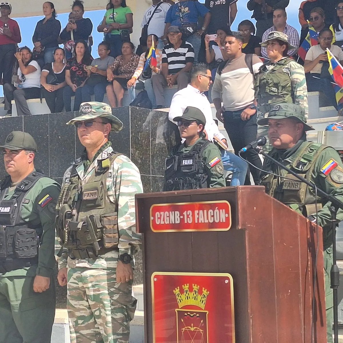 #DiaDeLaBandera El gobernador de Falcón Víctor Clark junto al alcalde de Colina y las fuerzas vivas conmemoró 218 de la izada del pabellón nacional
#OmiColina instagram.com/p/C-N3e5IA8Tn/