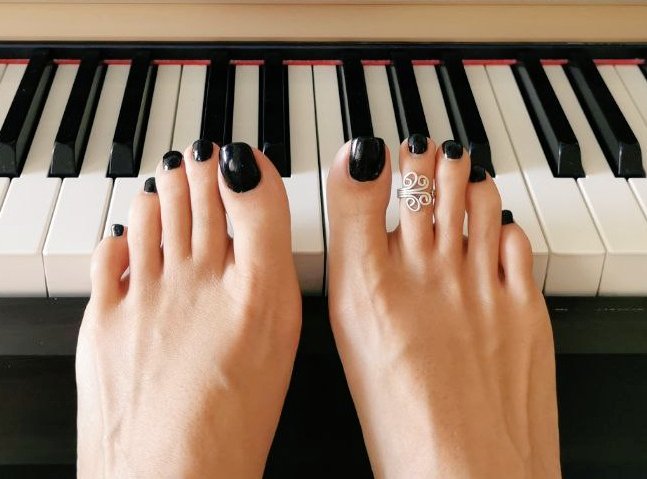 Long toe lovers! Step forward and kneel! Of course with your mouths wide open 😏