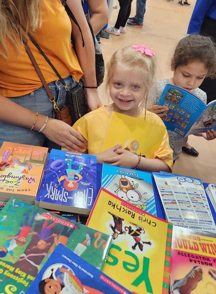 SuptDotres's tweet photo. Join us at the @ChildrensTrust Family Expo today at the @MDCollege Kendall Campus! Stop by the @ParentAcadMiami booth where we are promoting reading at home by providing families with free books. 
For more info, visit: https://t.co/PM9dqUzB6v. #ReadAtHome #FamilyExpo #YourBestChoiceMDCPS