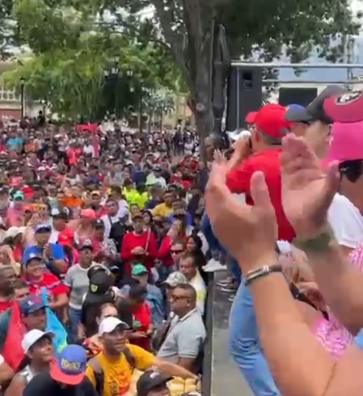 Así nos fuimos a marchar en son de paz hasta el Palacio de Gobierno del Edo Yaracuy, y #Tupamaro estuvo activo allí apoyando a Nuestro Presidente <a href="/NicolasMaduro/">Nicolás Maduro</a> 
<a href="/WBenavides_MRT/">Williams Benavides</a> 
<a href="/yaicobramirez/">Yaicob Ramirerez</a> 
<a href="/BloqCentroOccid/">BloqCentroOccidental_MRT</a>
