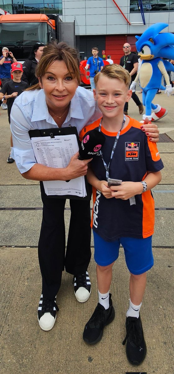 SimonWarren3's tweet image. Jack managed to find his TNT Sport heroes today at Silverstone. Thank you both @suziperry and @NeilHodgson100 for taking the time out of your busy schedule today for this. #Superstars