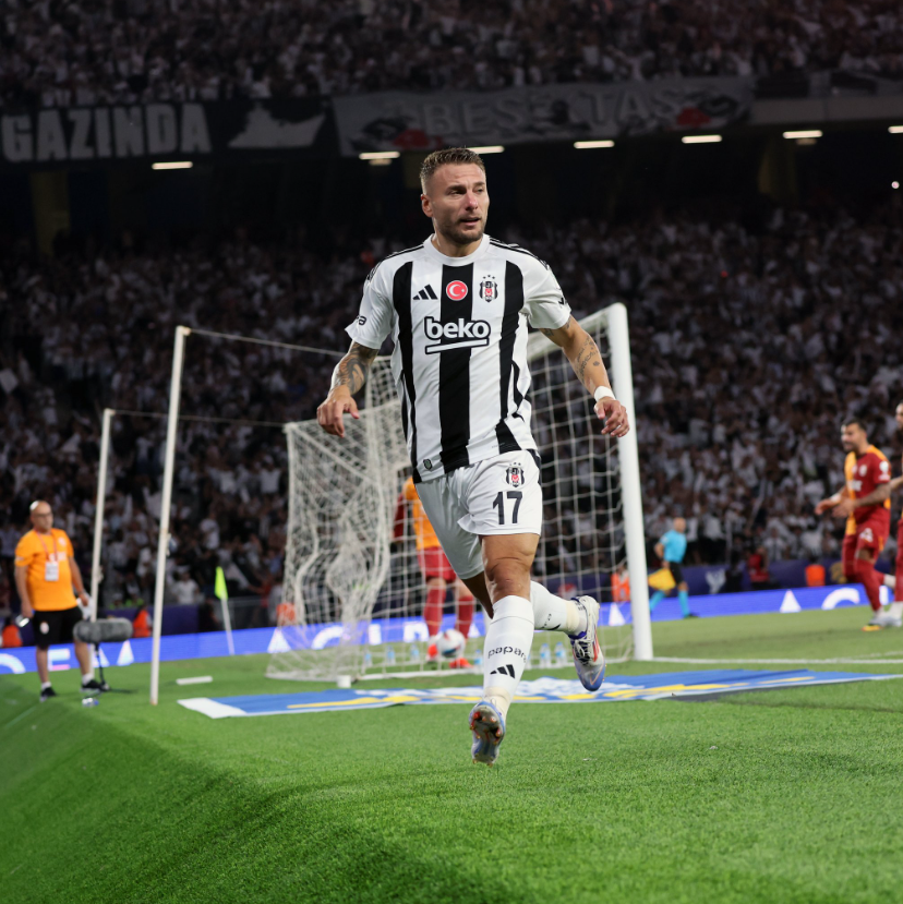 KartalRecord's tweet photo. Ciro Immobile, Mauro Icardi'ye ait olan Süper Kupa tarihinin en erken golü rekorunu 21. saniyede attığı golle kırdı. 

Eski rekor 50 saniyeydi.

#BJKvGS | #VurPençeniKupaya https://t.co/Uvj9sdQ5FX