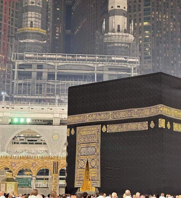 قلبي متعلق بها .. فاللهم ارزقني طوافها ..♥️