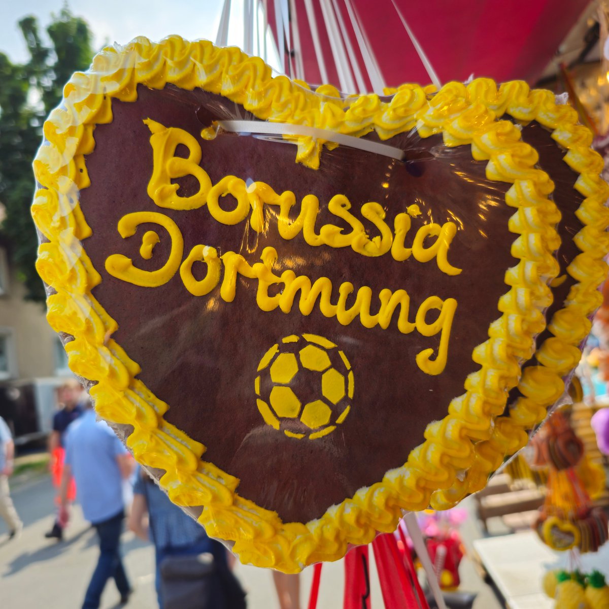 Thomaniac72's tweet image. Da hat sich der Süsswarenverkäufer auf der Cranger Kirmes schon extra Mühe gegeben, das schön zu schreiben...oder die Herzen bei Temu bestellt. 😁
#Wanneeickel #Crangerkirmes #Crangeistsehnsucht