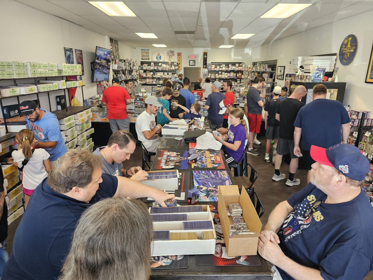 RbiCru7's tweet photo. Such an incredible turnout so far for @topps #ITCD so far today. You still have until 5pm to swing by and celebrate with us and grab your FIVE FREE #ITCD packs! https://t.co/Pc3PX2erKz