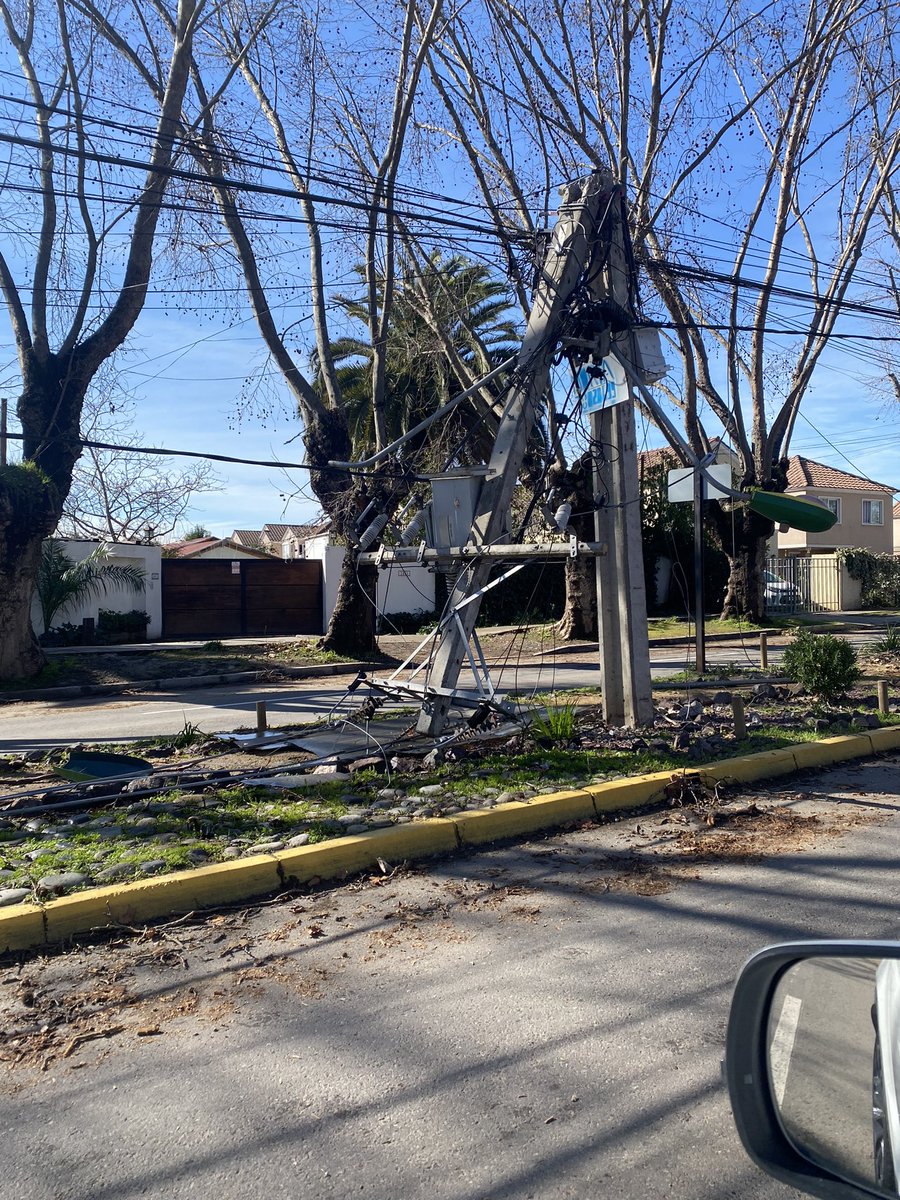 felicortes's tweet photo. @CGE_Clientes Señores “empresa líder en el sector eléctrico hace 2 días está este poste partido a la mitad en Avenida Salvador Silva en Peñaflor, y no se han dignado ni a poner un conito o una cinta plástica para hacernos creer que están trabajando para nosotros. Ineptos https://t.co/fvbIMqwhmB